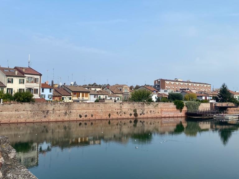 Bord de l'eau village italien